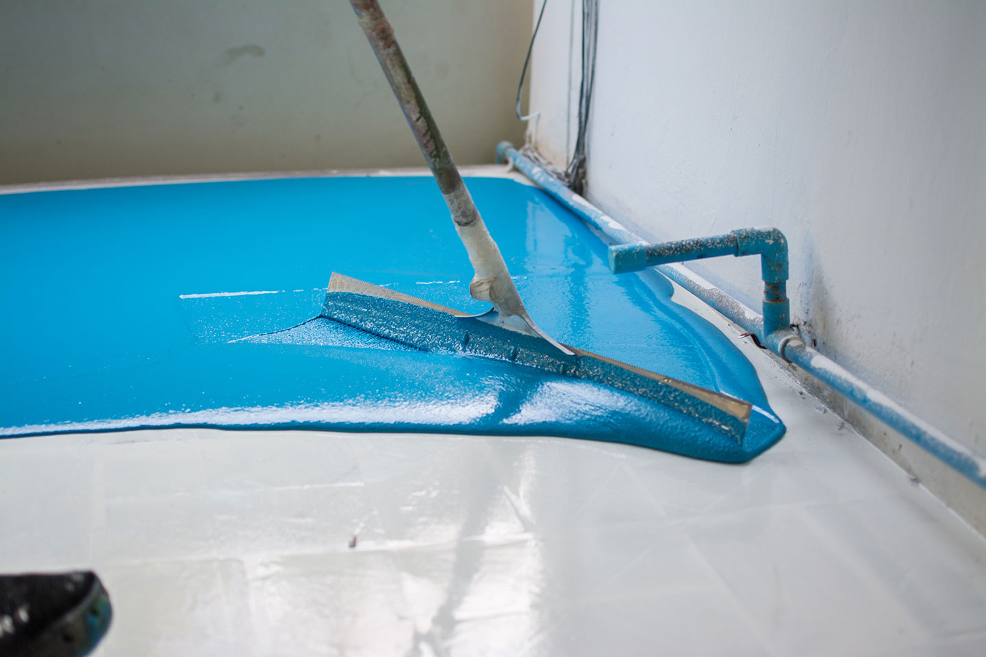 Aufbringung blauer Bodenbeleg